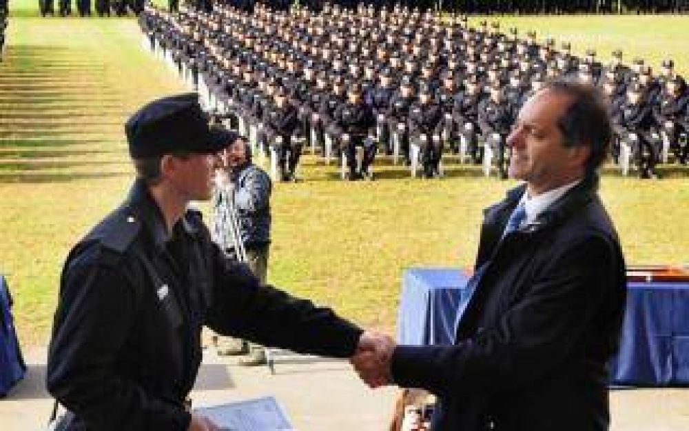 Seguridad: Scioli encabezar� el egreso de 10 mil polic�as
