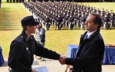 Seguridad: Scioli encabezar� el egreso de 10 mil polic�as