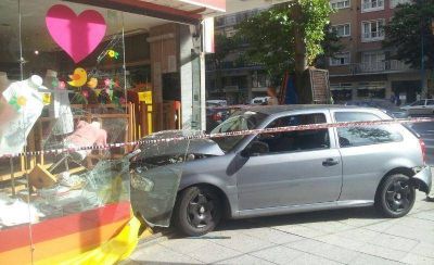 Pas� en rojo, choc� a otro auto y termin� adentro de un negocio