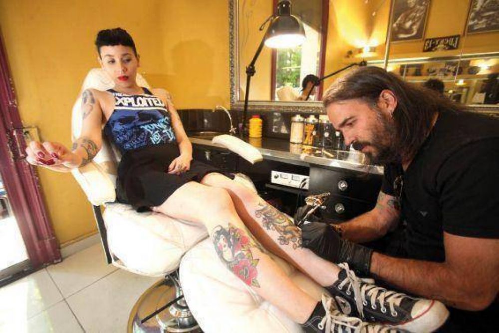 Cada vez ms jvenes cubren su cuerpo con tatuajes al estilo Tinelli