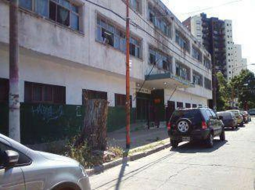 Reparan fisuras y filtraciones en la Escuela Media 15