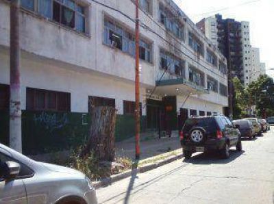 Reparan fisuras y filtraciones en la Escuela Media 15