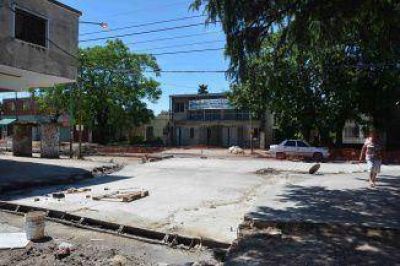 Cuadrillas municipales contin�an llevando mejoras en los barrios