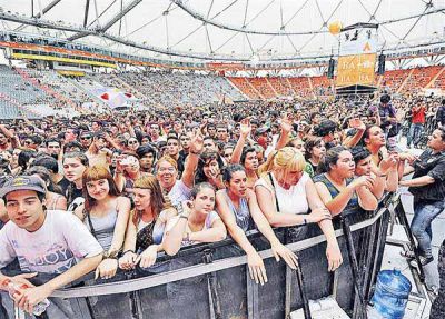 Una multitud con las bandas en el Estadio    