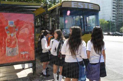 Cambiar el uniforme escolar por guardapolvo blanco, una propuesta que abre la pol�mica     