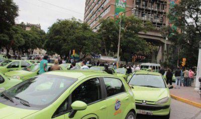 Remiseros paran y se movilizan ma�ana