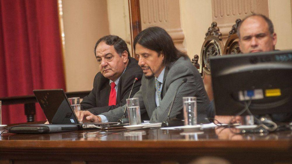 Al ministro Parodi le sobran los n�meros y le faltan obras