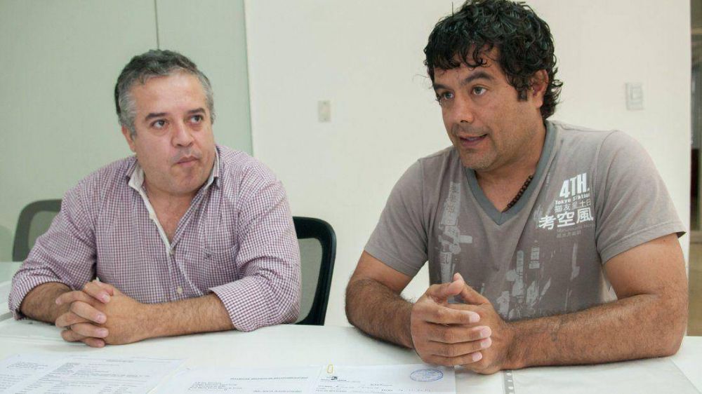 Denuncia que su hijo fue agredido por los padres de un alumno