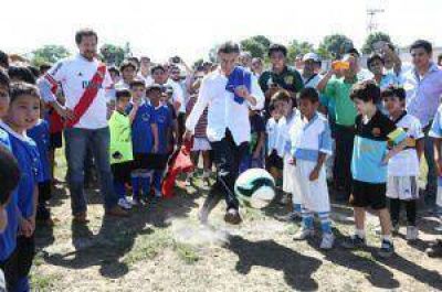 Or�n: Macri entreg� material deportivo y pate� penales a chicos