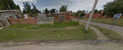 Dos nenes de 4 a�os apedrean y rompen el vidrio de un autom�vil en el barrio La Dalias
