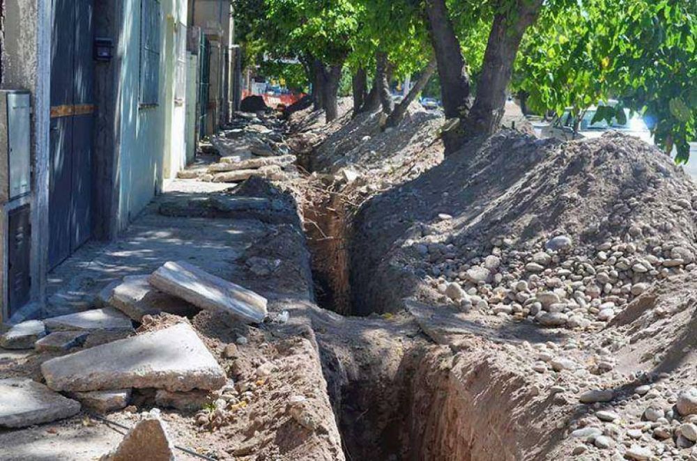 Obra de cloacas en la calle C�rdoba