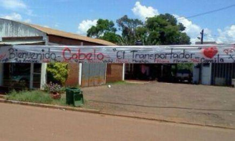 Recibieron al hijo de �Coleco� con  un c�rtel felicit�ndolo por ser �el transportador�