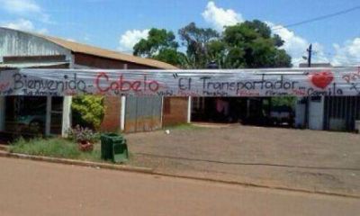 Recibieron al hijo de �Coleco� con  un c�rtel felicit�ndolo por ser �el transportador�