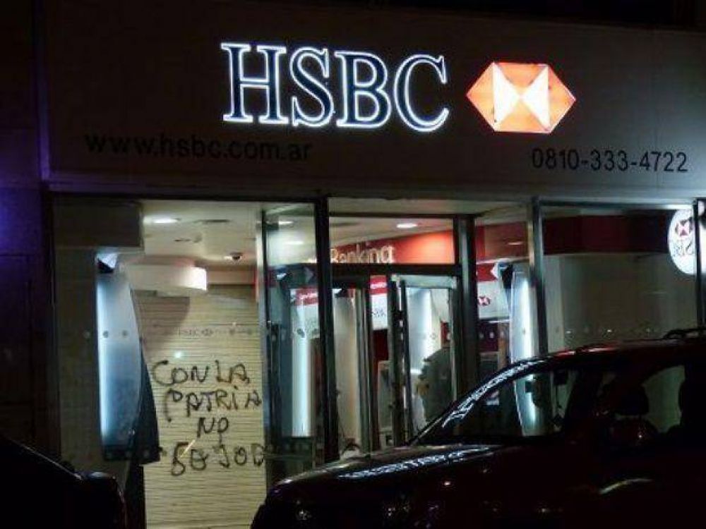 Escracharon al banco HSBC sucursal San Juan involucrado en denuncias de evasión fiscal