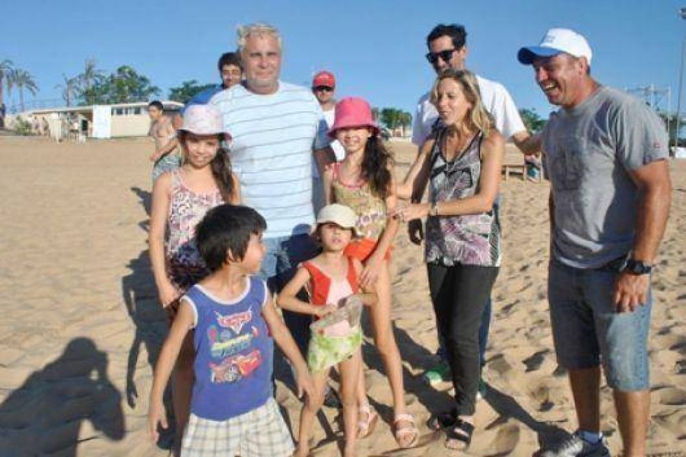 Acompa�ados por miles de vecinos y turistas, R�os y Pereyra habilitaron las playas p�blicas