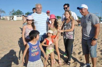 Acompa�ados por miles de vecinos y turistas, R�os y Pereyra habilitaron las playas p�blicas