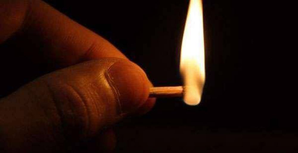 Se roci� con nafta y se prendi� fuego