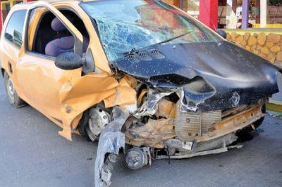 Mujer polic�a en grav�simo estado al chocar en la avenida Duc�s