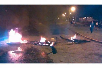 Vecinos del barrio Pirola cortaron calles para reclamar asistencia al municipio