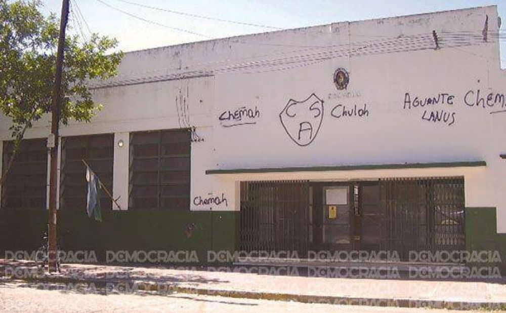 Denuncian brutal golpiza de tres chicas a otra joven a la salida de una escuela
