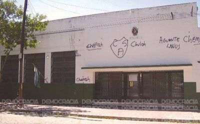 Denuncian brutal golpiza de tres chicas a otra joven a la salida de una escuela