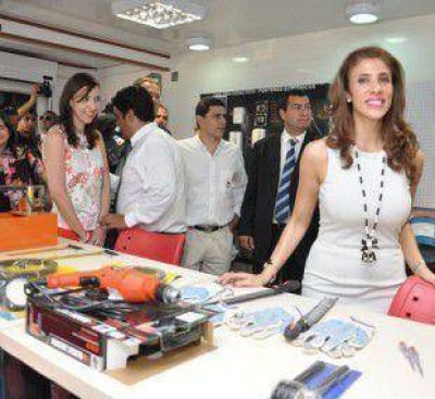 La Gobernadora inaugur� la primera Aula M�vil de la provincia