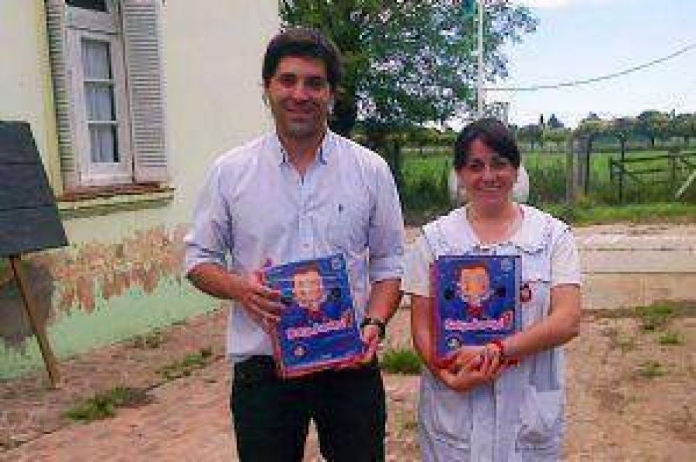 Pro Chivilcoy continu� con la entrega de manuales a escuelas