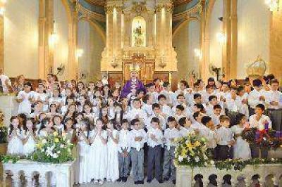 M�s de 60 ni�os hicieron la primera comuni�n en la Catedral Bas�lica