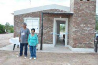 Familias de Colonia Rasqu� y Villa Figueroa recibieron viviendas sociales
