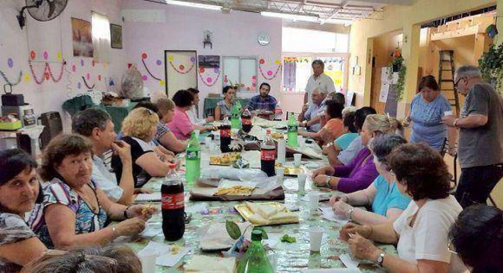 Mart�n Gianella y Roxana L�pez con los centros de jubilados de Tigre