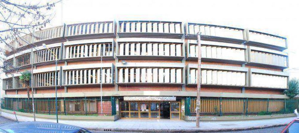 Una alumna le cambi� la botellita de agua al profesor: le puso veneno