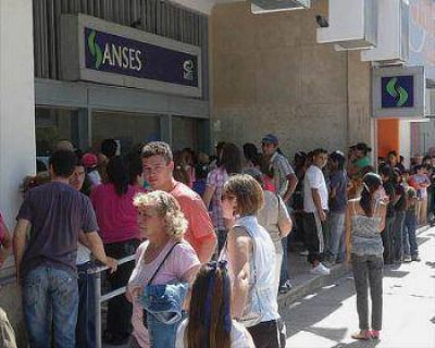Largas filas en Anses produjeron malestar