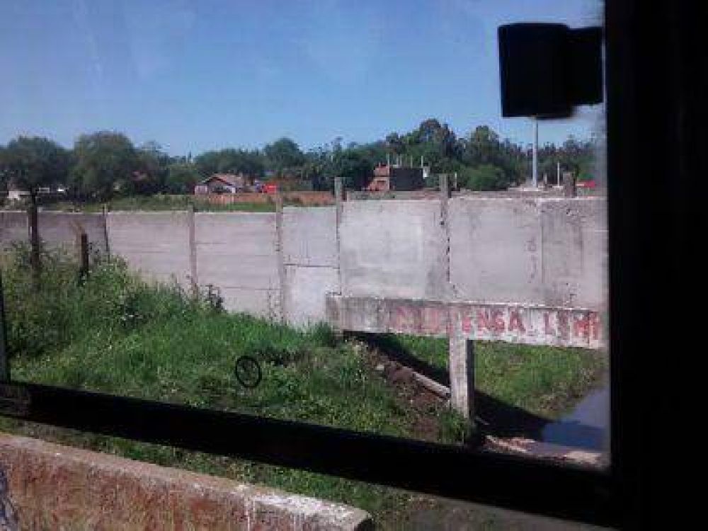 UN PARED�N PROVOCA ANEGAMIENTOS EN CALLES DEL BARRIO NEWBERY