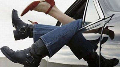 Lo encontraron en un auto con una mujer inconsciente y semidesnuda