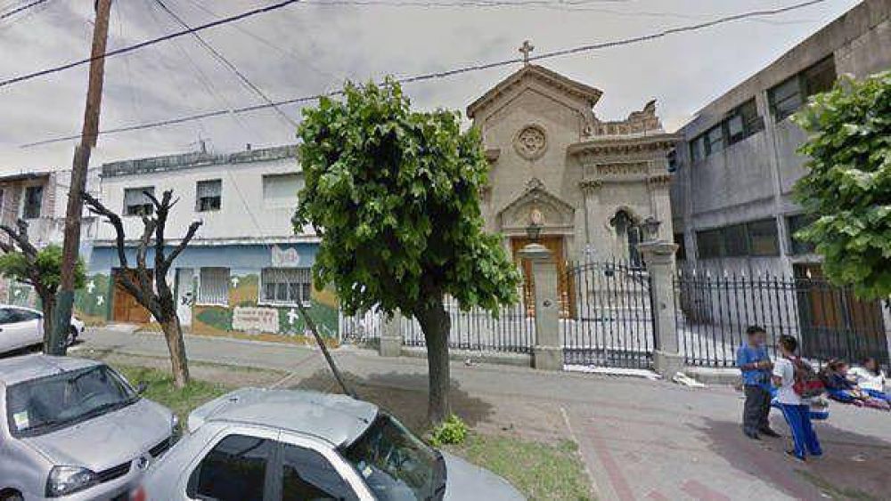Una pareja simul� hacer tr�mites para casarse y le rob� al cura