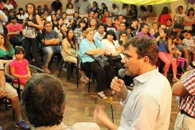 Hern�n Doval entreg� 200 becas de estudio para hijos de trabajadores municipales