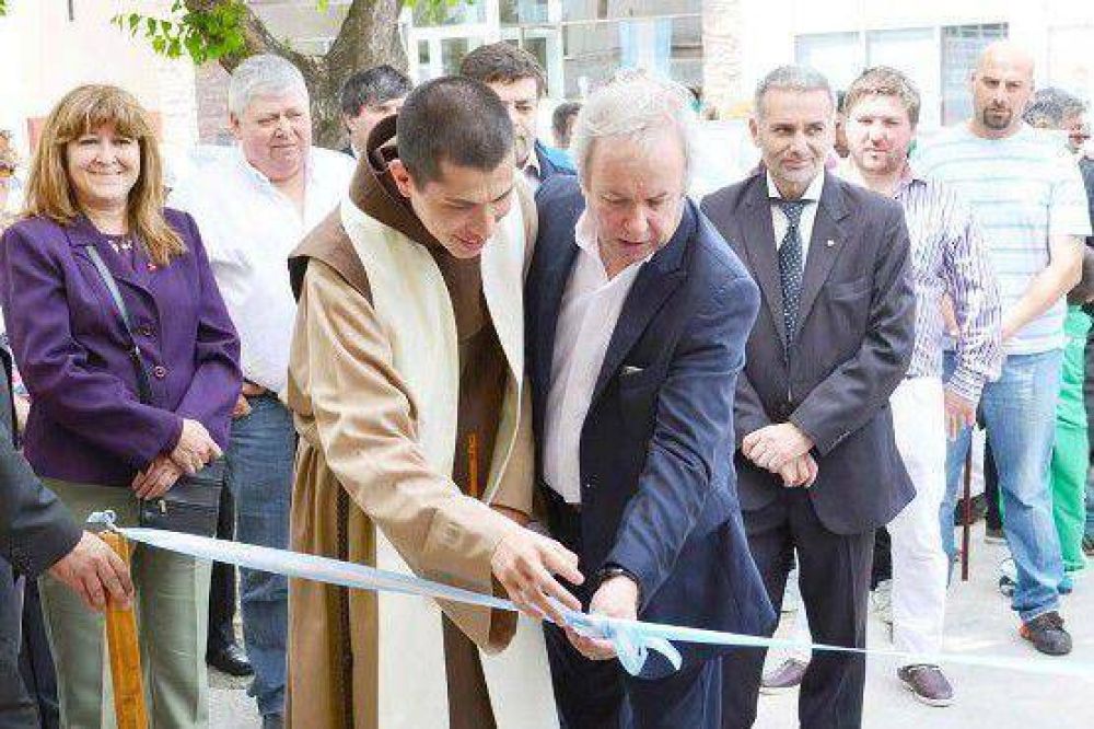 Peralta recorri� e inaugur� obras en Aniversario de Puerto Santa Cruz