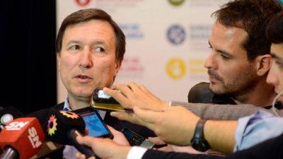 El intendente dice que sonri� al saber que le hab�an echado a tres de sus funcionarios