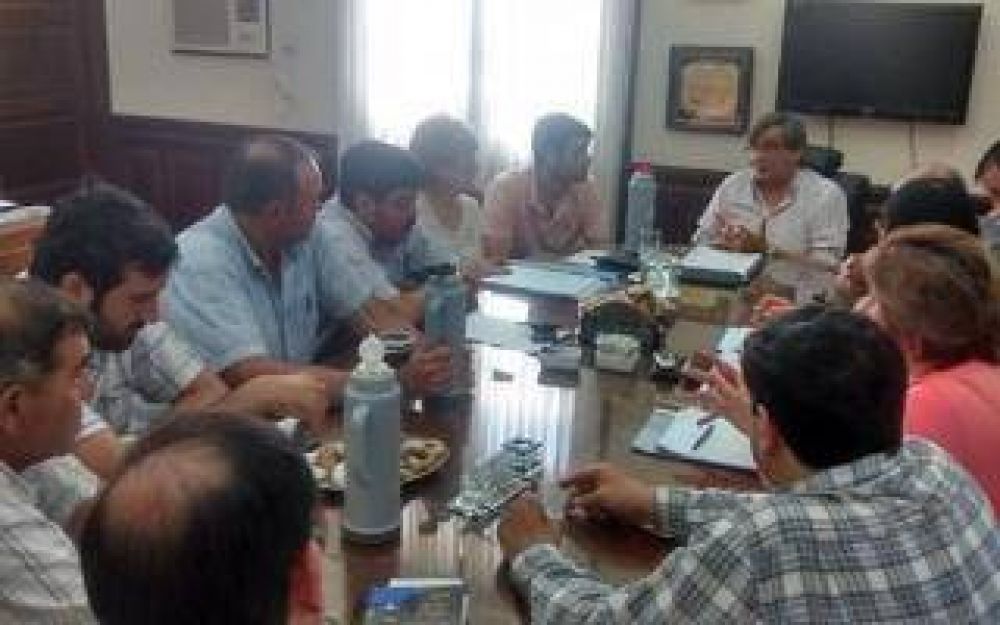 Rivadavia: Buil aument� a estatales y critic� a Scioli por 