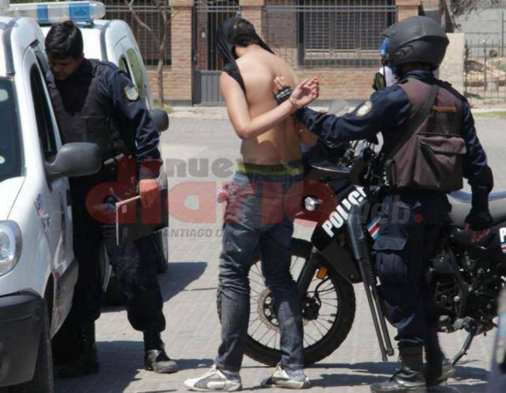 Asaltan a un hombre en su casa y le apuntan con una arma a un beb�
