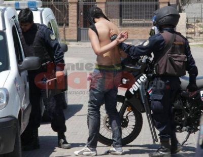Asaltan a un hombre en su casa y le apuntan con una arma a un beb�