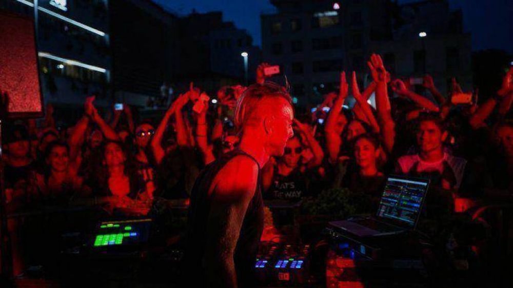 Un DJ le arroj� un parlante a una espectadora en pleno show