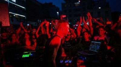Un DJ le arroj� un parlante a una espectadora en pleno show