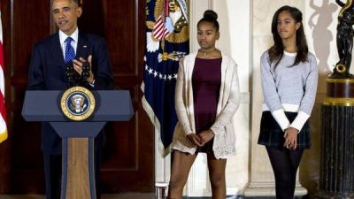 Critic� la forma de vestir de las hijas de Obama y debi� renunciar