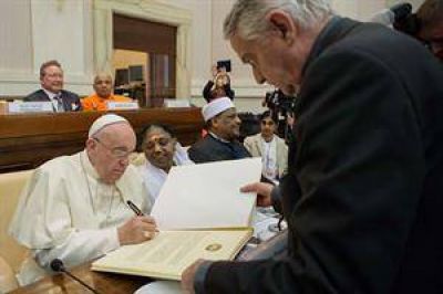 Junto al papa Francisco, l�deres de diversas religiones firman una declaraci�n para erradicar la trata