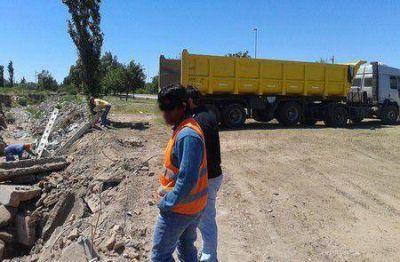  Empresa que construye barrio ecol�gico tira basura al costado de la ruta
