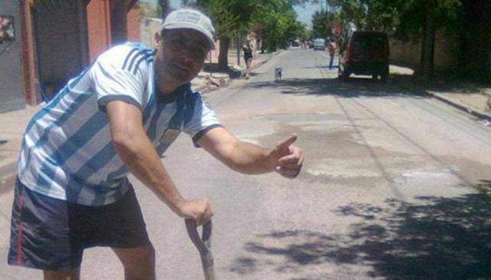 Christian se cans� de los baches frente a su casa y sali� a taparlos