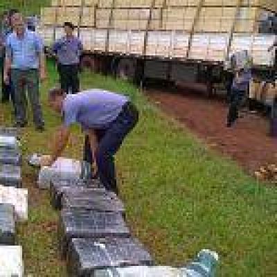 Se quedaron empantanados con cuatro toneladas de marihuana en Leandro N. Alem: hay cinco detenidos