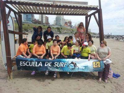 CHICOS CON DISCAPACIDADES PARTICIPARON DE UNA CLASE DE SURF