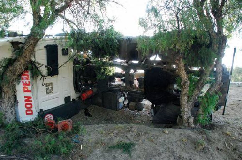 Dos hombres milagrosamente ilesos tras otro espectacular vuelco de un cami�n